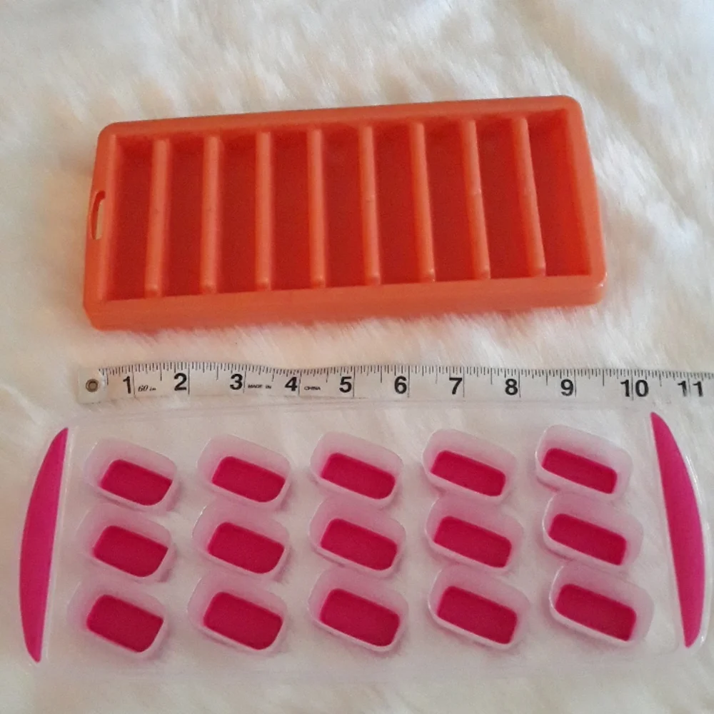 2 ice cube trays,  1 water bottle ice cube tray and 1 silicone bottom tray